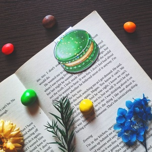 Semn de Carte cu Magnet Macaron Verde – Finisaj Holografic cu Sclipici, Carti si creatii cu tematica muzicala, cadouri, Semn de carte, Arta de hartie, Fotografie, grafica, desen, ilustratie, Adauga un strop de dulce si stralucire lecturii tale cu acest semn de carte magnetic in forma de ma..., ARTYNOS