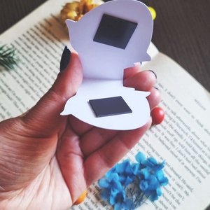 Semn de Carte cu Magnet Macaron Verde � Finisaj Holografic cu Sclipici - cărți și creații cu tematică muzicală, cadouri - semn de carte - Artynos.ro