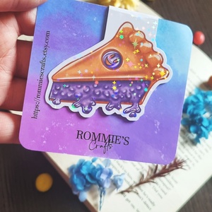 Semn de carte cu magnet Blueberry Pie � Finisaj Holografic cu Sclipici - cărți și creații cu tematică muzicală, cadouri - semn de carte - Artynos.ro