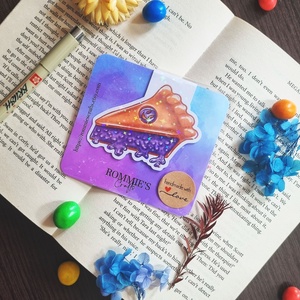 Semn de carte cu magnet Blueberry Pie � Finisaj Holografic cu Sclipici - cărți și creații cu tematică muzicală, cadouri - semn de carte - Artynos.ro