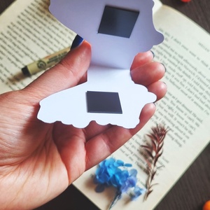 Semn de carte cu magnet Blueberry Pie � Finisaj Holografic cu Sclipici - cărți și creații cu tematică muzicală, cadouri - semn de carte - Artynos.ro