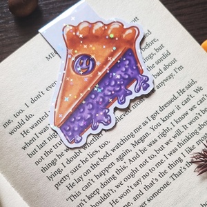 Semn de carte cu magnet Blueberry Pie – Finisaj Holografic cu Sclipici, Carti si creatii cu tematica muzicala, cadouri, Semn de carte, Arta de hartie, Fotografie, grafica, desen, ilustratie, Adauga un strop de dulce si stralucire lecturii tale cu acest semn de carte magnetic in forma de pl..., ARTYNOS