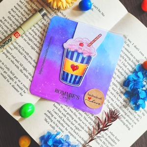 Semn de carte cu magnet Strawberry Milkshake � Finisaj Holografic cu Sclipici - cărți și creații cu tematică muzicală, cadouri - semn de carte - Artynos.ro