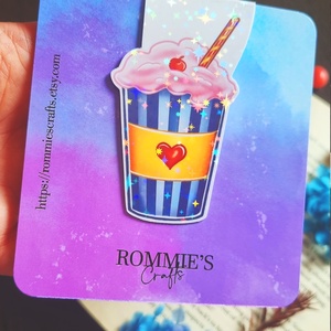 Semn de carte cu magnet Strawberry Milkshake � Finisaj Holografic cu Sclipici - cărți și creații cu tematică muzicală, cadouri - semn de carte - Artynos.ro
