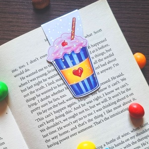 Semn de carte cu magnet Strawberry Milkshake � Finisaj Holografic cu Sclipici - Artynos.ro