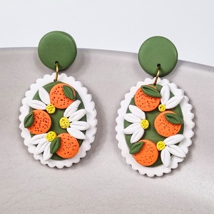 Cercei Citrus cu Flori de Portocal � Bijuterii handmade din lut polimeric, inspiratie din natura - Artynos.ro