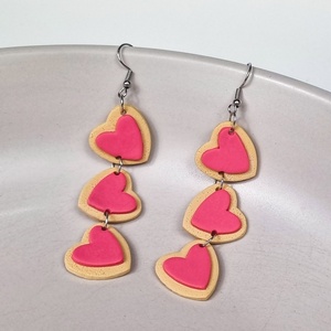 Cercei cu Biscuiți Roz în Formă de Inimă � Bijuterii handmade din lut polimeric - bijuterii - cercei - cercei lungi - Artynos.ro