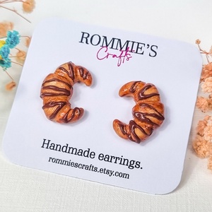 Cercei Handmade Croissant cu Ciocolata � Cercei Jucausi Cadou pentru Iubitoare de Dulciuri, Bijuterii, Cercei, Cercei cu figurine, , ARTYNOS