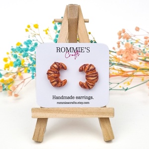 Cercei Handmade Croissant cu Ciocolata � Cercei Jucausi Cadou pentru Iubitoare de Dulciuri - bijuterii - cercei - cercei cu figurine - Artynos.ro