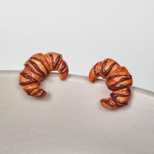 Cercei Handmade Croissant cu Ciocolata � Cercei Jucausi Cadou pentru Iubitoare de Dulciuri - bijuterii - cercei - cercei cu figurine - Artynos.ro