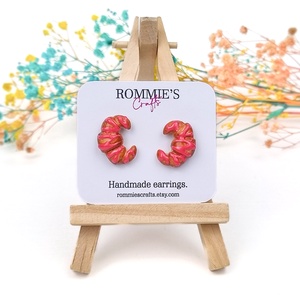 Cercei Handmade Croissant cu Căpșuni � Cercei Originali Cadou pentru Iubitoare de Dulciuri - bijuterii - cercei - cercei cu figurine - Artynos.ro