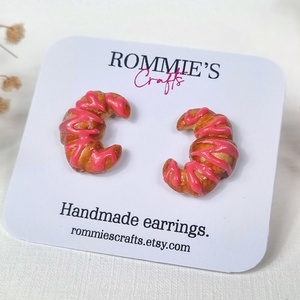 Cercei Handmade Croissant cu Capsuni � Cercei Originali Cadou pentru Iubitoare de Dulciuri, Bijuterii, Cercei, Cercei cu figurine, , ARTYNOS