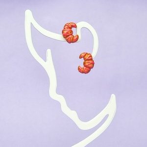 Cercei Handmade Croissant cu Căpșuni � Cercei Originali Cadou pentru Iubitoare de Dulciuri - bijuterii - cercei - cercei cu figurine - Artynos.ro