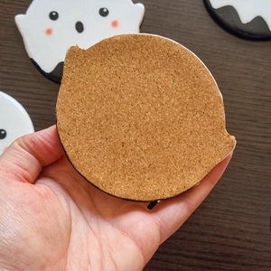 Suport pahare fantoma cute 1 bucata, handmade din lut si pictat manual - casă & stil de viață - decorațiuni de casă - halloween - tot ce ai nevoie de o petrecere! - ornamente de halloween - Artynos.ro