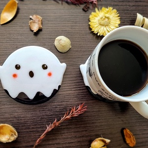 Suport pahare fantoma cute 1 bucata, handmade din lut si pictat manual - casă & stil de viață - decorațiuni de casă - halloween - tot ce ai nevoie de o petrecere! - ornamente de halloween - Artynos.ro