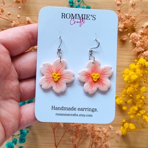 Cercei sakura handmade din lut polimeric, flori roz inspirate de ciresii japonezi - bijuterii - cercei - cercei cu figurine - Artynos.ro