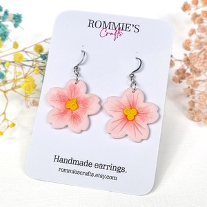Cercei sakura handmade din lut polimeric, flori roz inspirate de ciresii japonezi, Bijuterii, Cercei, Cercei cu figurine, , ARTYNOS