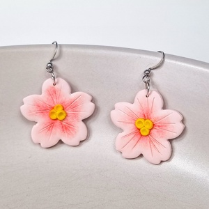 Cercei sakura handmade din lut polimeric, flori roz inspirate de ciresii japonezi - bijuterii - cercei - cercei cu figurine - Artynos.ro