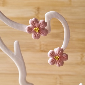 Cercei sakura handmade din lut polimeric, floricele roz inspirate de ciresii japonezi - bijuterii - cercei - cercei cu figurine - Artynos.ro