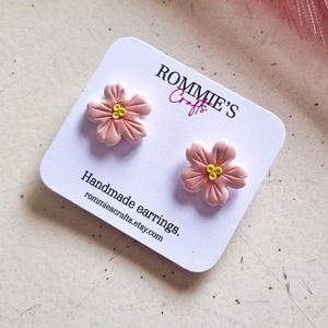 Cercei sakura handmade din lut polimeric, floricele roz inspirate de ciresii japonezi - bijuterii - cercei - cercei cu figurine - Artynos.ro
