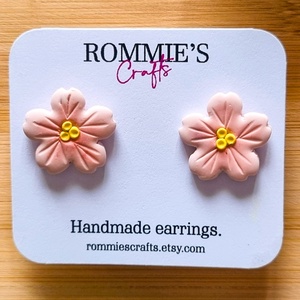 Cercei sakura handmade din lut polimeric, floricele roz inspirate de ciresii japonezi, Bijuterii, Cercei, Cercei cu figurine, , ARTYNOS