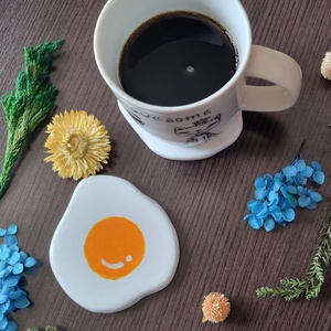 Suport pahare ou prajit, 1 bucata, modelat din lut si pictat manual - casă & stil de viață - decorațiuni de casă - decorațiuni de masă și rafturi - decorațiuni de masă - Artynos.ro