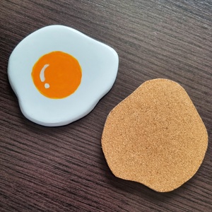 Suport pahare ou prajit, 1 bucata, modelat din lut si pictat manual - casă & stil de viață - decorațiuni de casă - decorațiuni de masă și rafturi - decorațiuni de masă - Artynos.ro