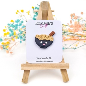 Brosa pin Ramen, handmade din lut polimeric, accesoriu amuzant tematica food - bijuterii - broșe - Artynos.ro