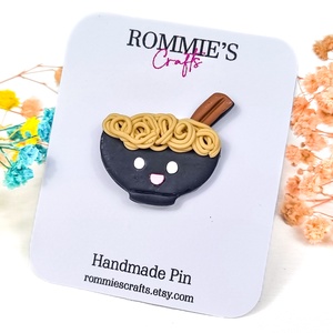 Brosa pin Ramen, handmade din lut polimeric, accesoriu amuzant tematica food - Artynos.ro