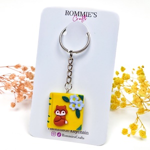 Breloc carte cu vulpe handmade din lut polimeric, accesoriu cute - genți și portofele - accesorii genți - breloc - Artynos.ro