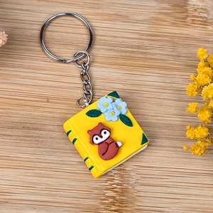 Breloc carte cu vulpe handmade din lut polimeric, accesoriu cute - genți și portofele - accesorii genți - breloc - Artynos.ro