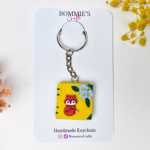 Breloc carte cu vulpe handmade din lut polimeric, accesoriu cute - genți și portofele - accesorii genți - breloc - Artynos.ro