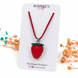 Colier cu capsuna handmade din lut polimeric - Artynos.ro