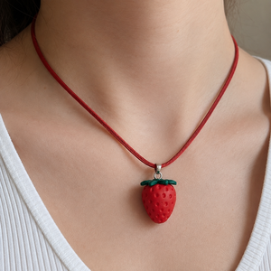 Colier cu capsuna handmade din lut polimeric - bijuterii - coliere - coliere cu pandative - Artynos.ro