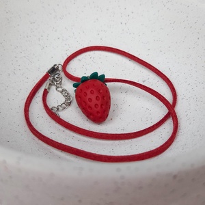 Colier cu capsuna handmade din lut polimeric - bijuterii - coliere - coliere cu pandative - Artynos.ro