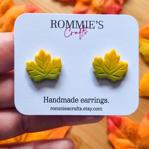 Cercei de toamna frunze de artar, handmade din lut polimeric, galben si verde - Artynos.ro