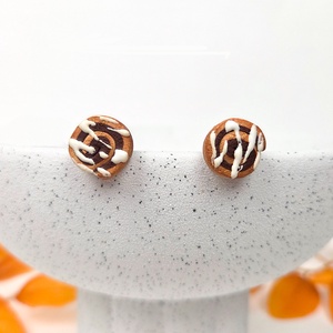 Cercei cinnamon rolls, handmade din lut polimeric - bijuterii - cercei - cercei cu figurine - Artynos.ro