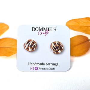 Cercei cinnamon rolls, handmade din lut polimeric - Artynos.ro