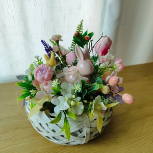 Aranjament / Decoratiune pentru Paste cu Iepuras, Decor de sarbatori, Decoratiuni de Paste, Decor masa de Paste, Lumanare si fabricarea lumanarilor, Aranjament de flori,   Aranjament pentru Paste, ideal pentru decorul mesei sau cadou oferit celor dragi. 🌿🐰🌺

Caracteris..., ARTYNOS