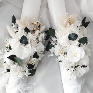 Set nunta - buchet de mireasa si lumanari de cununie realizat cu trandafiri și bujori criogenati, plante stabiliza - accesorii nuntă - amintiri și cadouri de nuntă - cadou nuntă - set de ceremonie - Artynos.ro