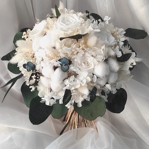 Set nunta - buchet de mireasa si lumanari realizat cu trandafiri criogenati, hortensie, eucalypt și măslin stabilizate - accesorii nuntă - buchet mireasă  - Artynos.ro