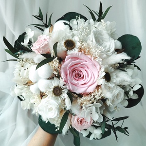 Set nunta - buchet de mireasa si lumanari, realizat cu trandafiri criogenati, hortensie, eucalypt si maslin,stabilizate - Artynos.ro