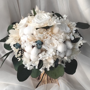 Buchet mireasa alb / verde realizat cu flori si plante criogenate / stabilizate, Accesorii nunta, Buchet mireasa , Aranjament de flori, Buchet de mireasa elegant, natural, atemporal. Creat cu multa grija si emotie, din trandafiri conse..., ARTYNOS