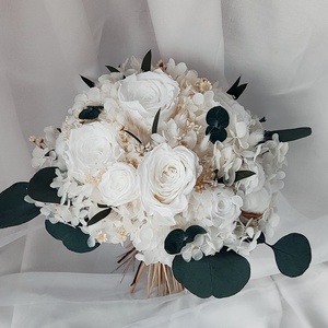 Buchet mireasa atemporal alb / verde cu trandafiri, eucalipt, frunze de maslin, hortensiei criogenate , Accesorii nunta, Buchet mireasa , , ARTYNOS