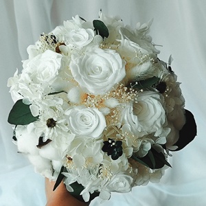 Buchet mireasa alb / verde realizat cu trandafiri, flori și plante criogenate / stabilizate - accesorii nuntă - buchet mireasă  - Artynos.ro