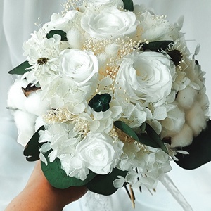 Buchet mireasa alb / verde realizat cu trandafiri, flori și plante criogenate / stabilizate - accesorii nuntă - buchet mireasă  - Artynos.ro