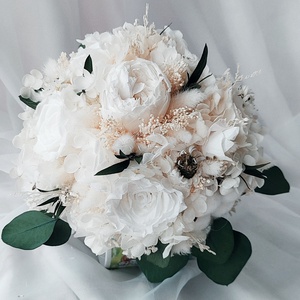 Buchet mireasa alb / verde realizat cu bujor, trandafiri, flori și plante criogenate / stabilizate - accesorii nuntă - buchet mireasă  - Artynos.ro