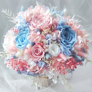 Buchet de mireasa, nașa, cu trandafiri criogenati roz, alb, bleu - accesorii nuntă - buchet mireasă  - Artynos.ro