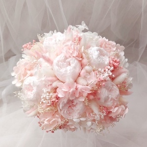 Buchet de mireasa cu bujori roz criogenati, Accesorii nunta, Buchet mireasa , Aranjament de flori, Buchet de mireasa elegant, natural, atemporal. Creat cu multa grija si emotie, din bujori conservat..., ARTYNOS