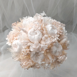 Buchet de mireasa cu bujori albi criogenati, Accesorii nunta, Buchet mireasa , Aranjament de flori, Buchet de mireasa elegant, natural, atemporal. Creat cu multa grija si emotie, din bujori conservat..., ARTYNOS